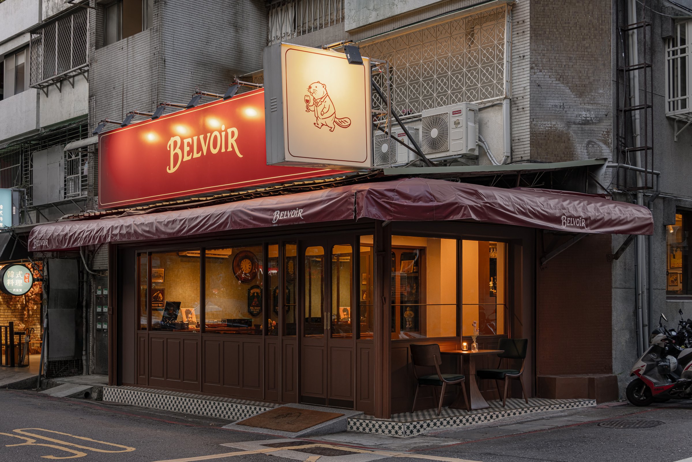 Belvoir 河狸｜餐飲空間設計 — 街角夜景，酒紅招牌與河狸燈箱