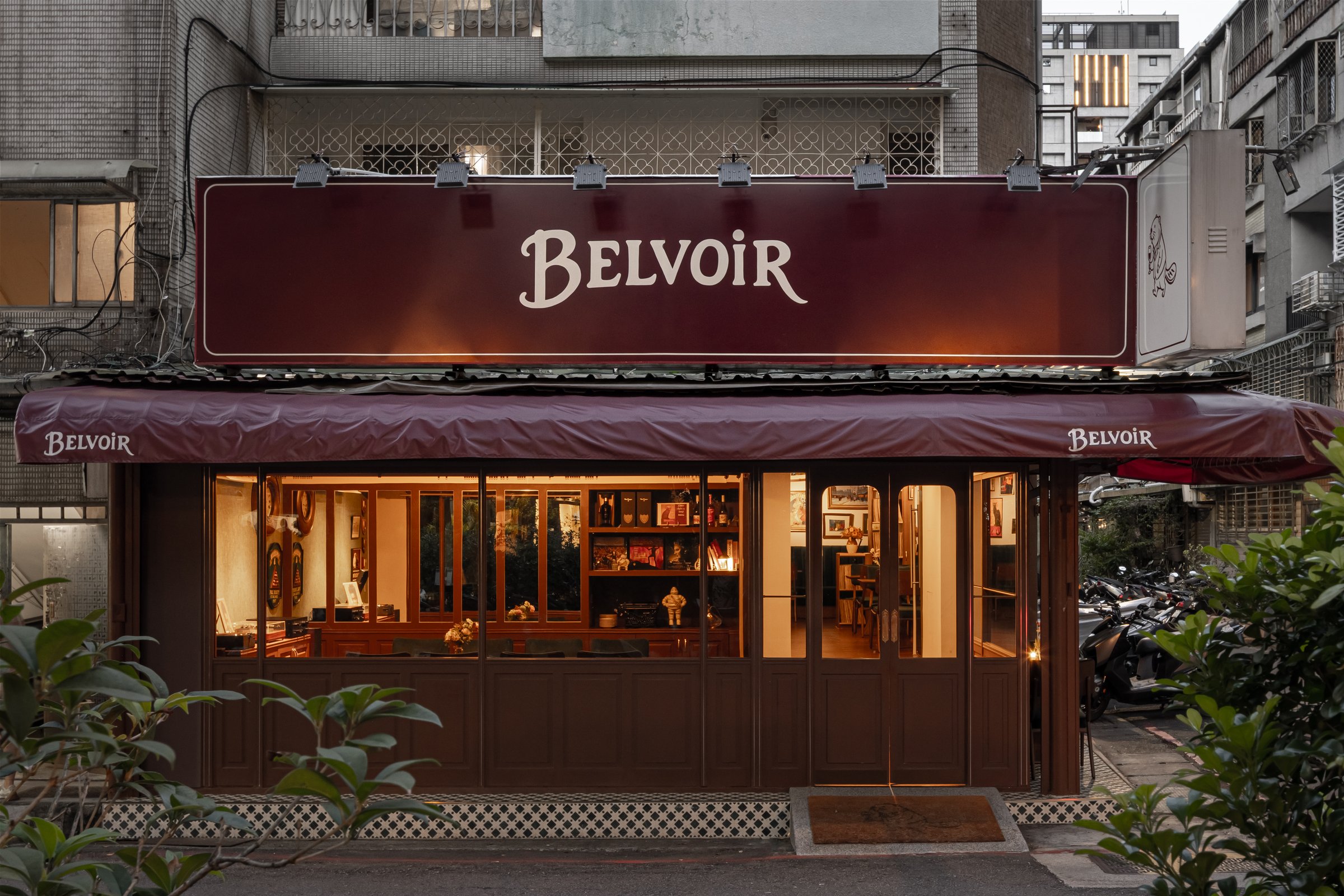 Belvoir 河狸｜餐飲空間設計 — 正面全景，遮陽棚與整排落地窗