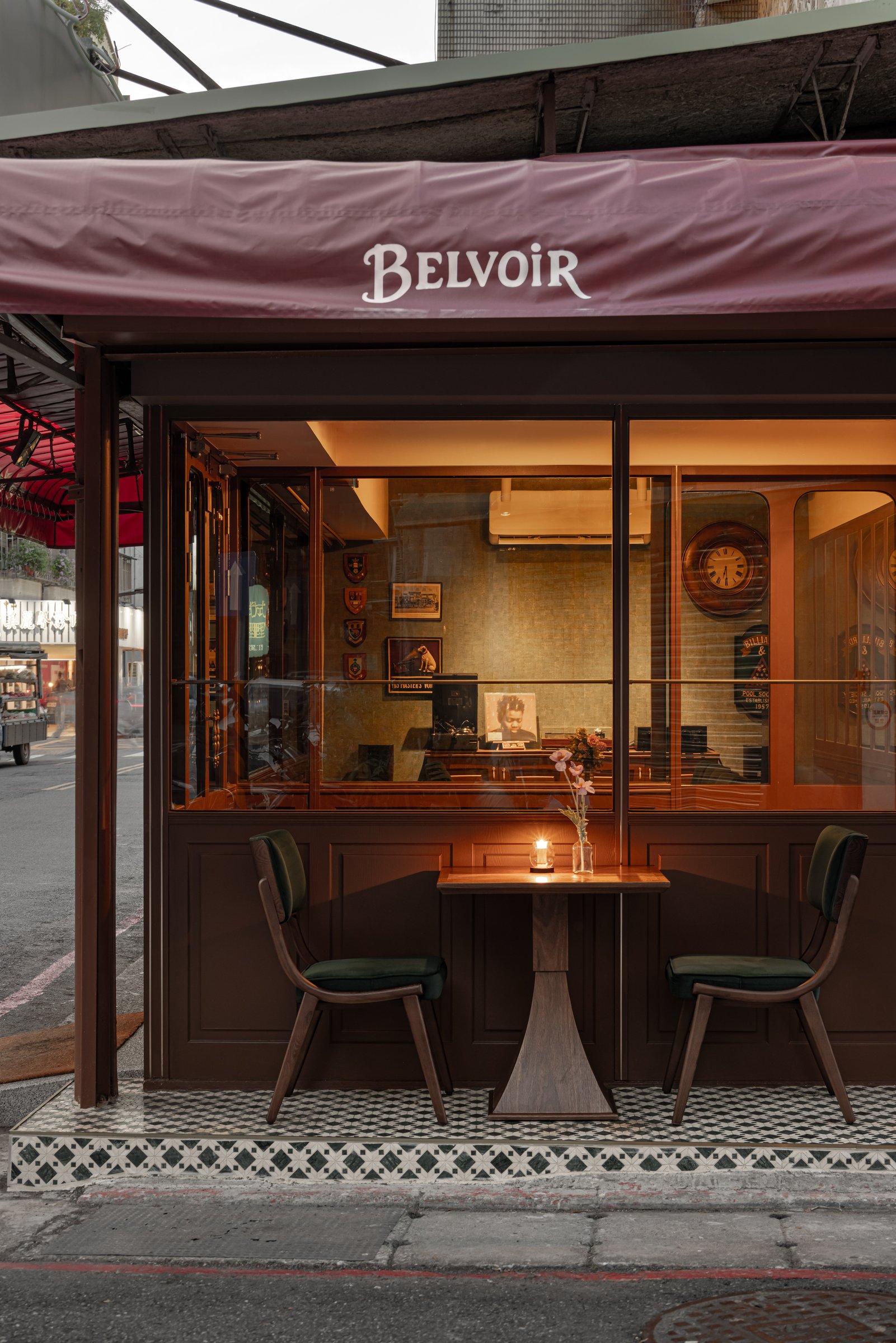 Belvoir 河狸｜餐飲空間設計 — 門面遮陽棚與窗內暖光