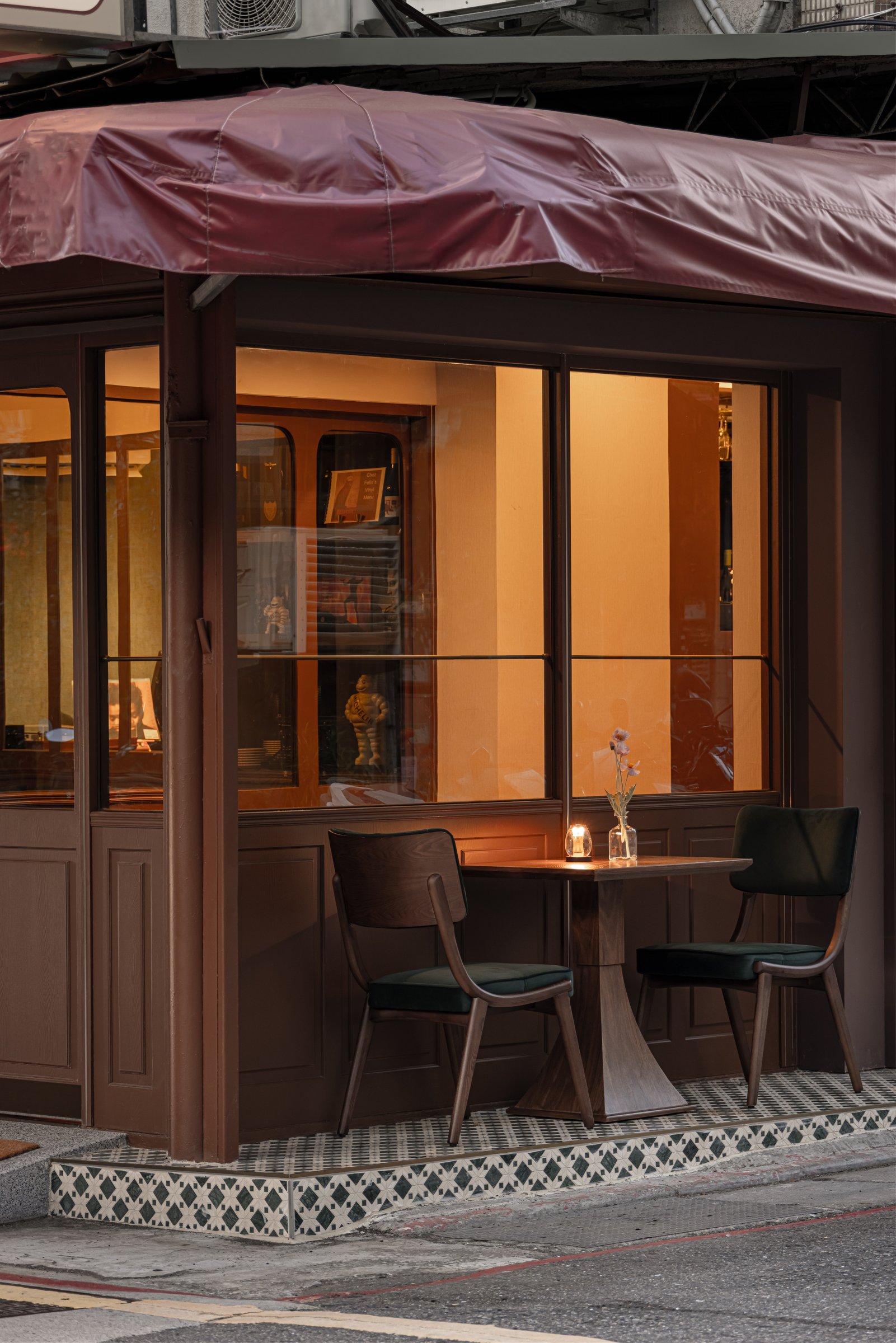 Belvoir 河狸｜餐飲空間設計 — 騎樓桌位，燭光與花磚門檻