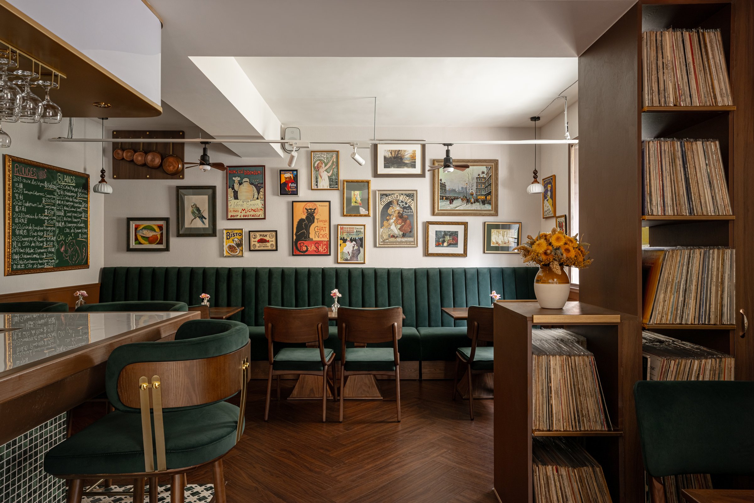 Belvoir 河狸｜餐飲空間設計 — 主用餐區廣角，黑板酒單與畫牆