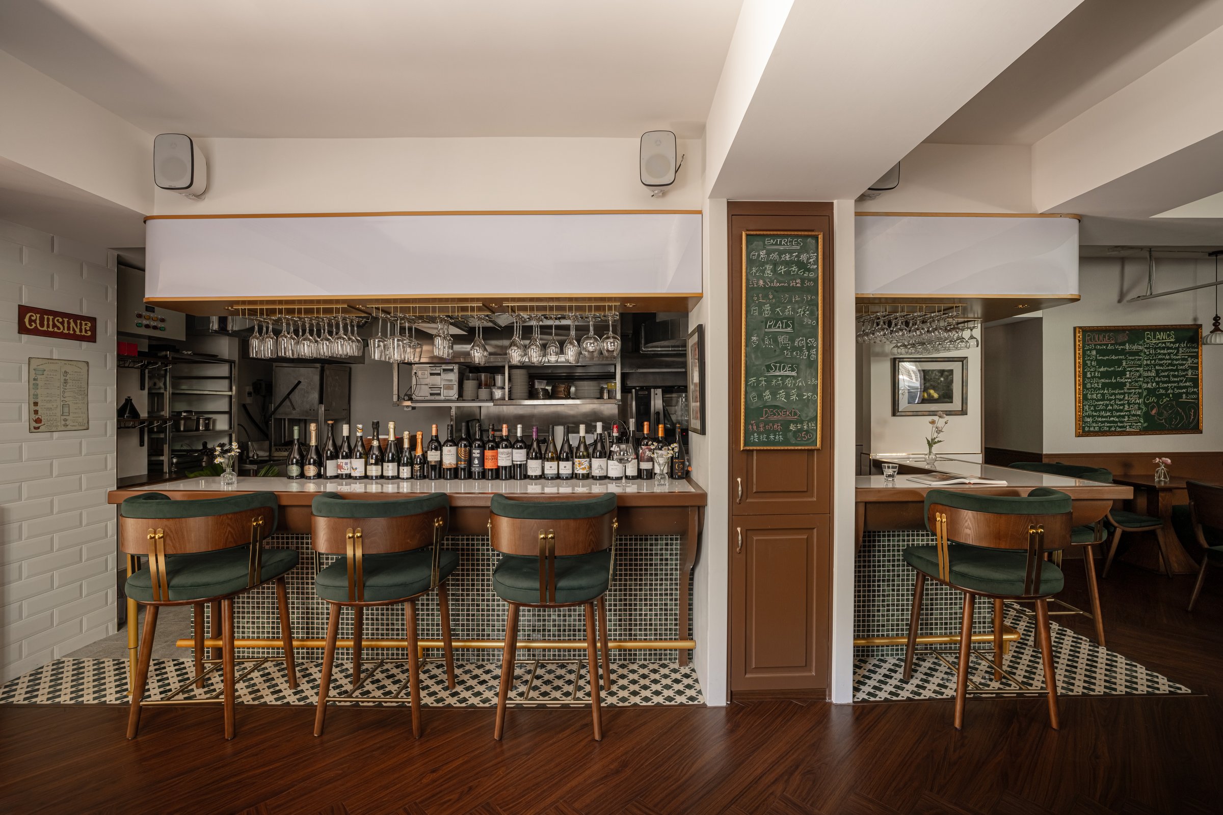 Belvoir 河狸｜餐飲空間設計 — Barra 吧檯正面全景，酒瓶排與馬賽克立面