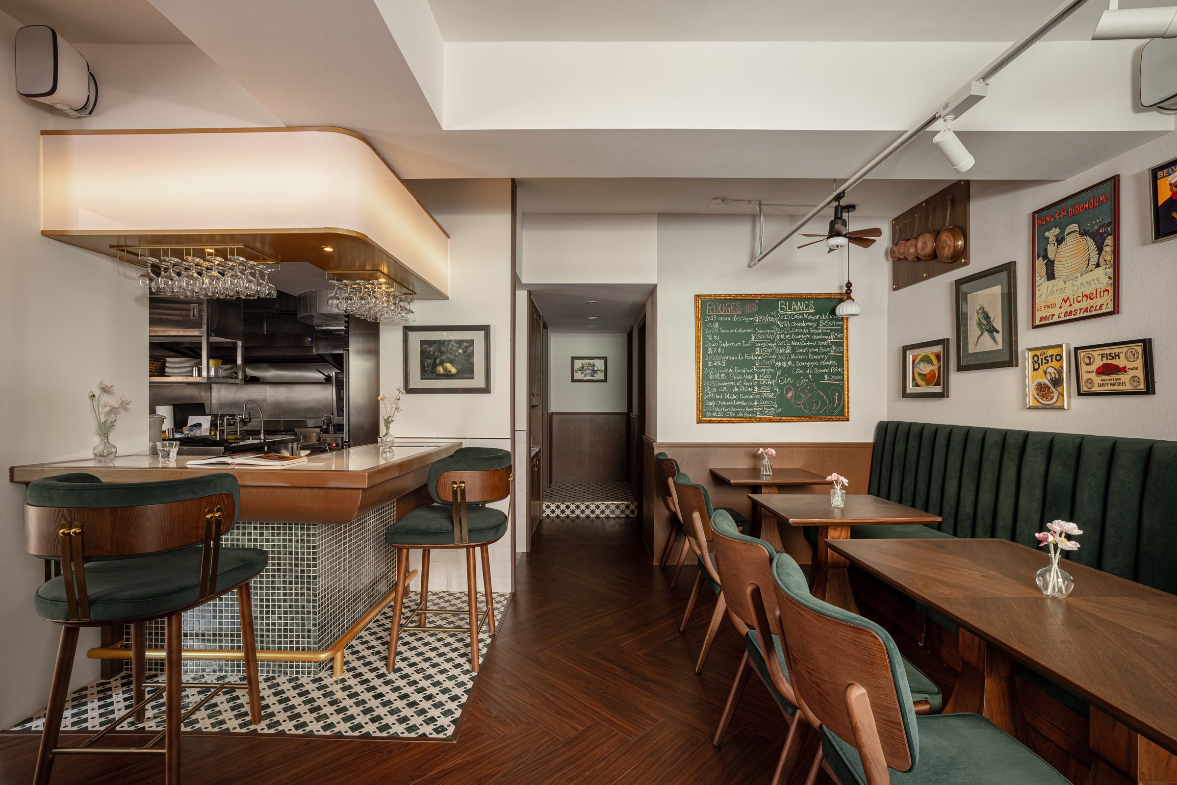 Belvoir 河狸｜餐飲空間設計 — 開放式廚房吧檯，接到黑板與卡座