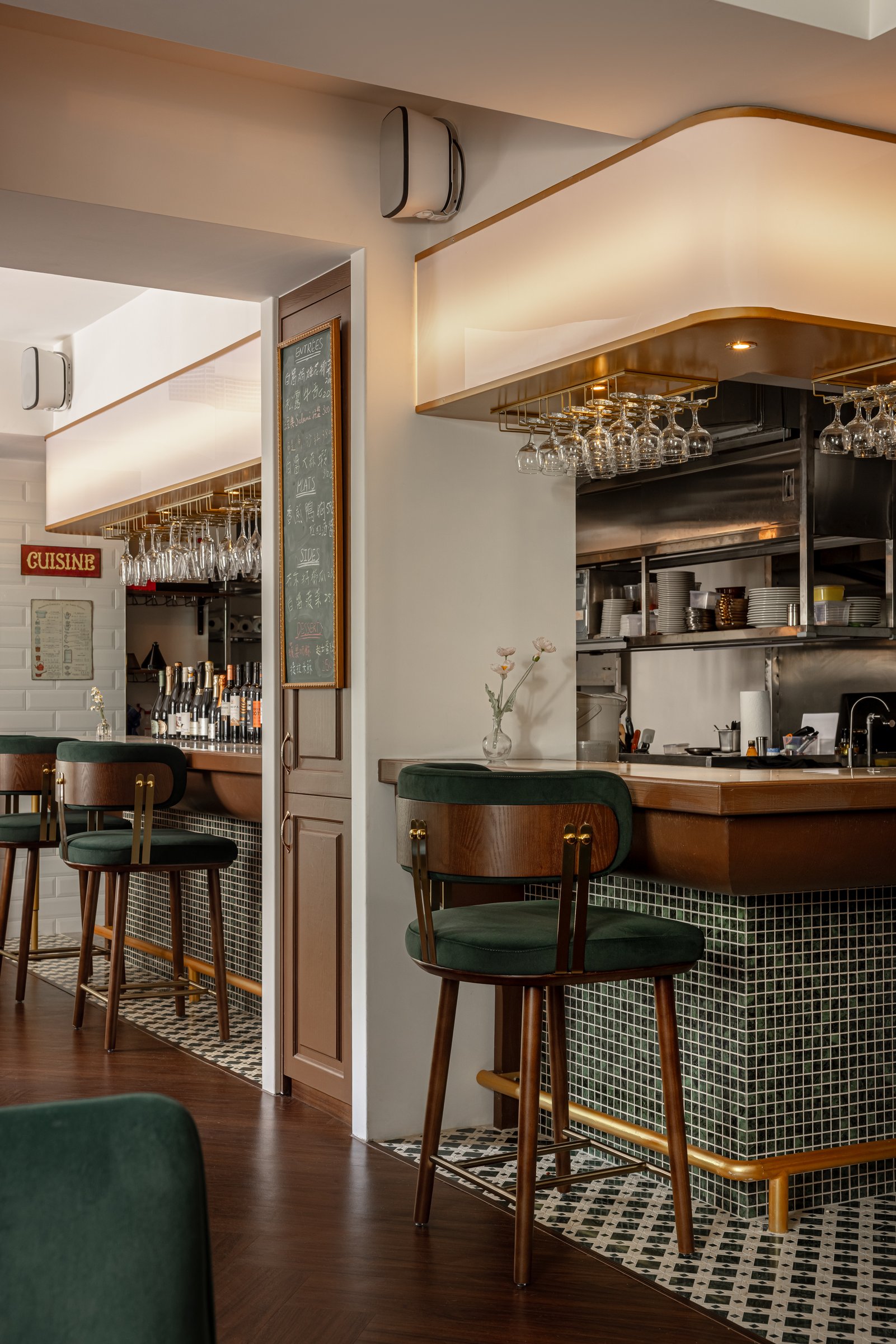 Belvoir 河狸｜餐飲空間設計 — 內廚出餐口與白磚牆