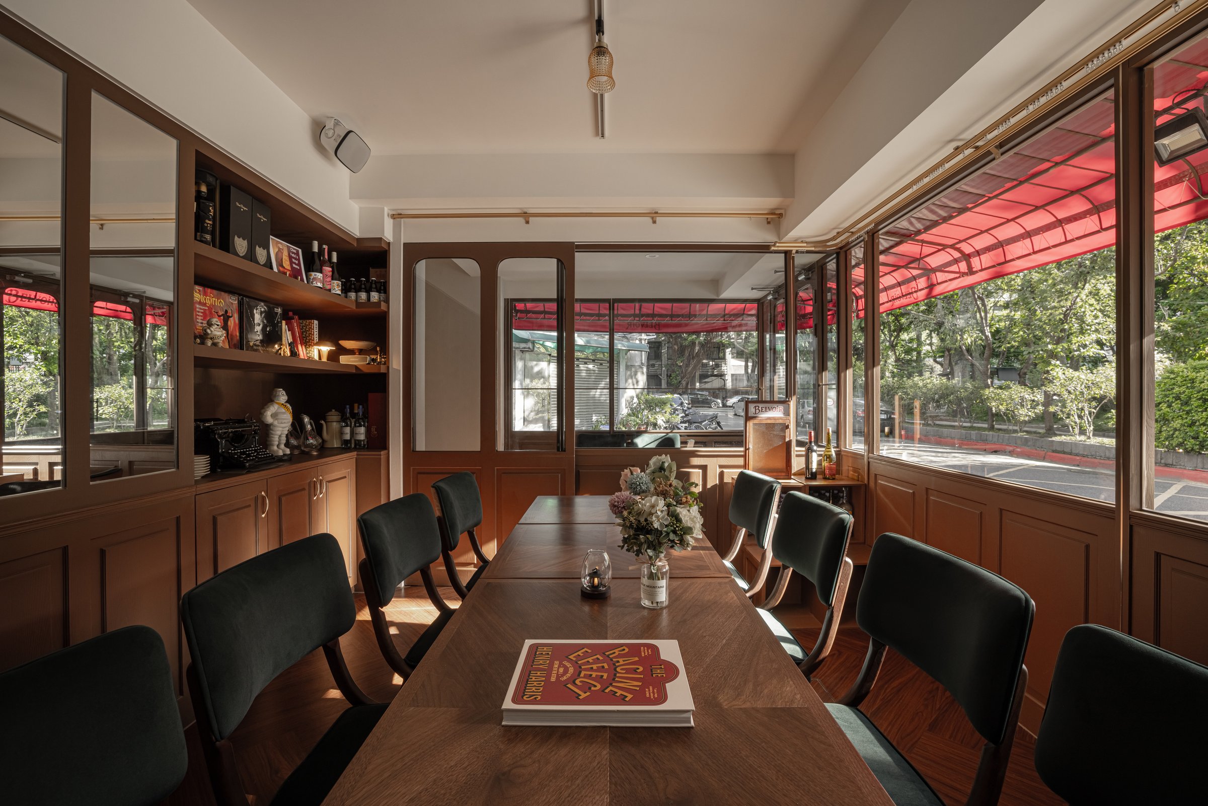 Belvoir 河狸｜餐飲空間設計 — VIP 包廂，落地窗正對公園