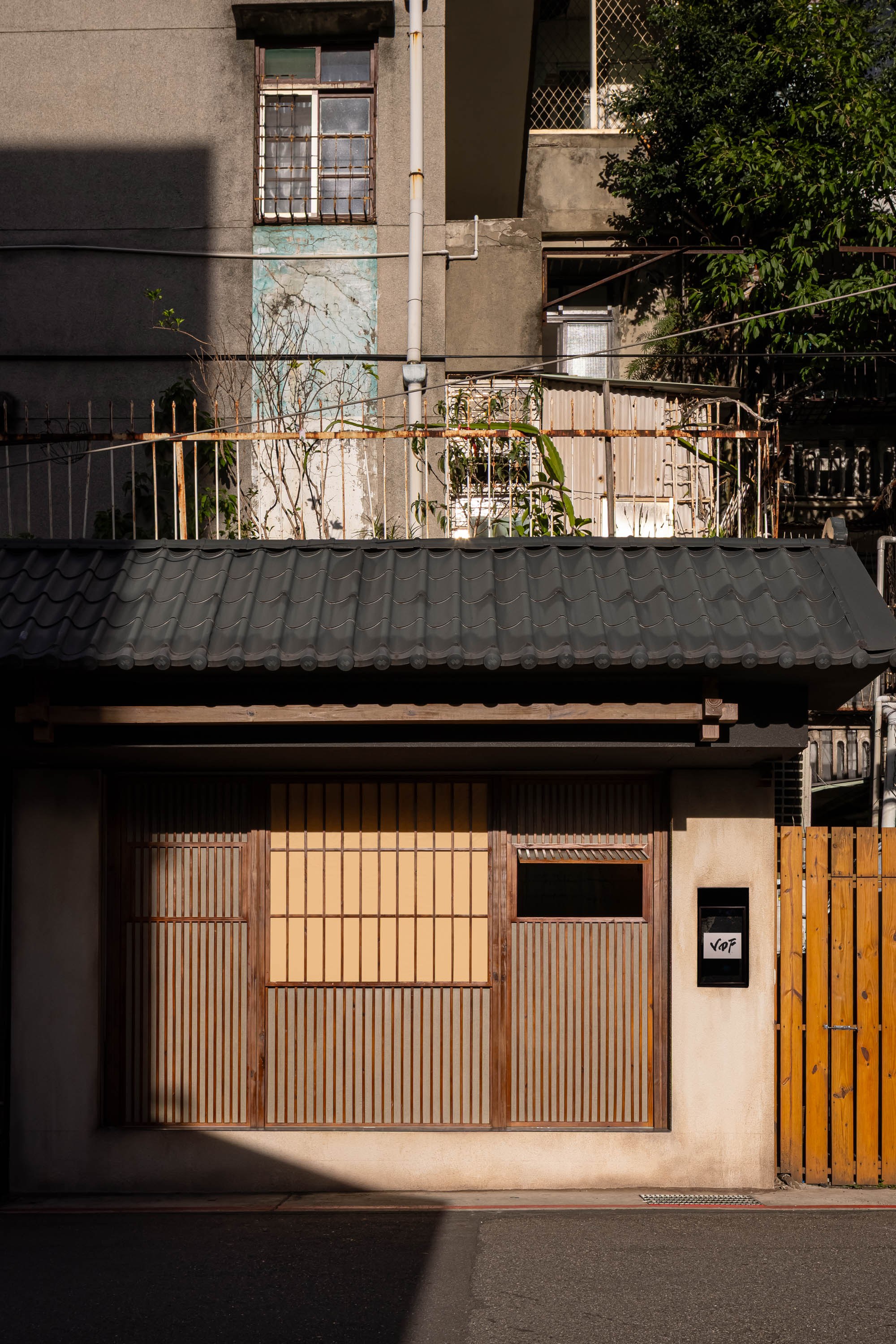 VDF Wine Bar|餐飲空間設計 — 日光下的老屋門面,黑瓦屋簷與直條木板
