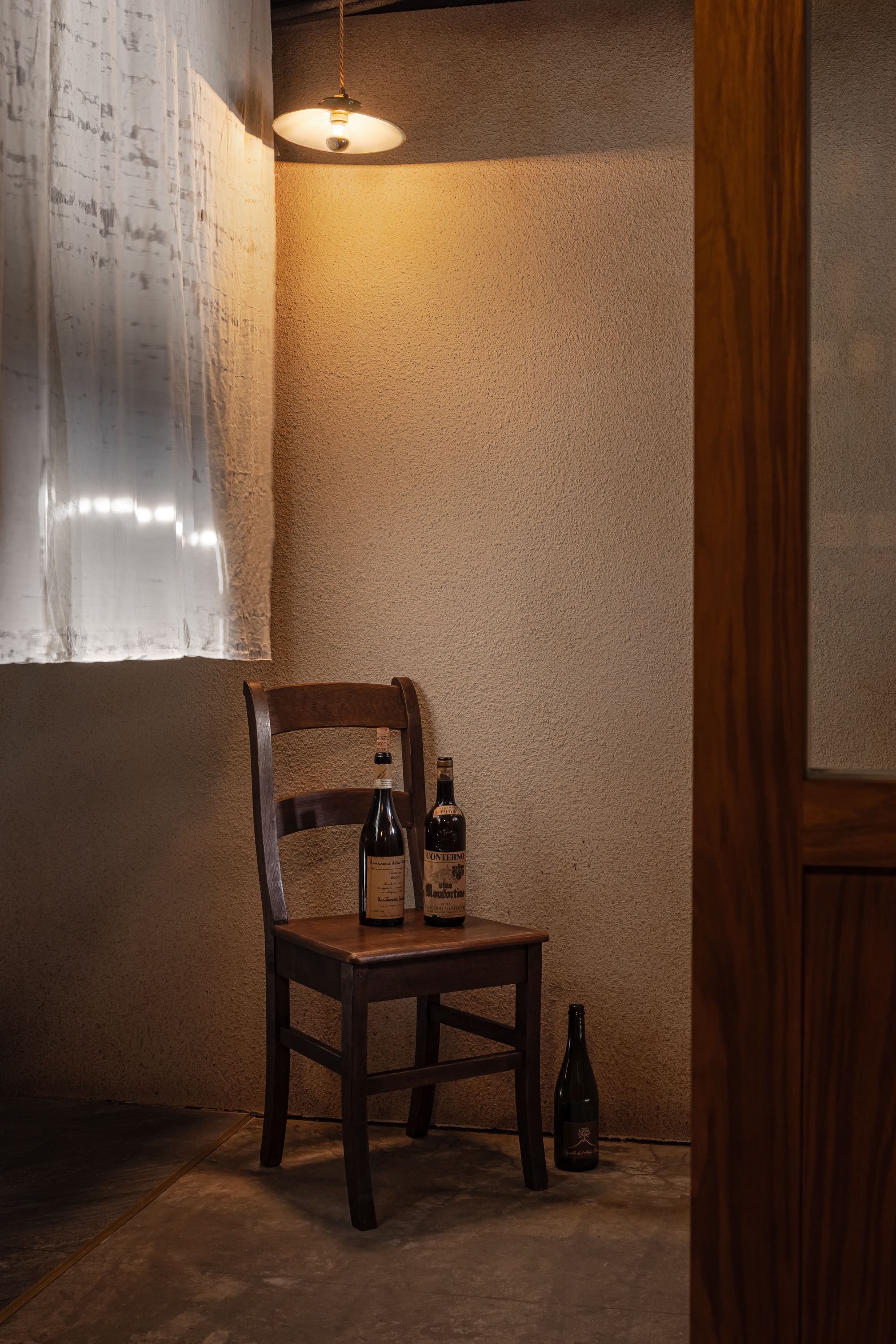 VDF Wine Bar|餐飲空間設計 — 仿舊米牆與吊燈,一張木椅與兩瓶酒
