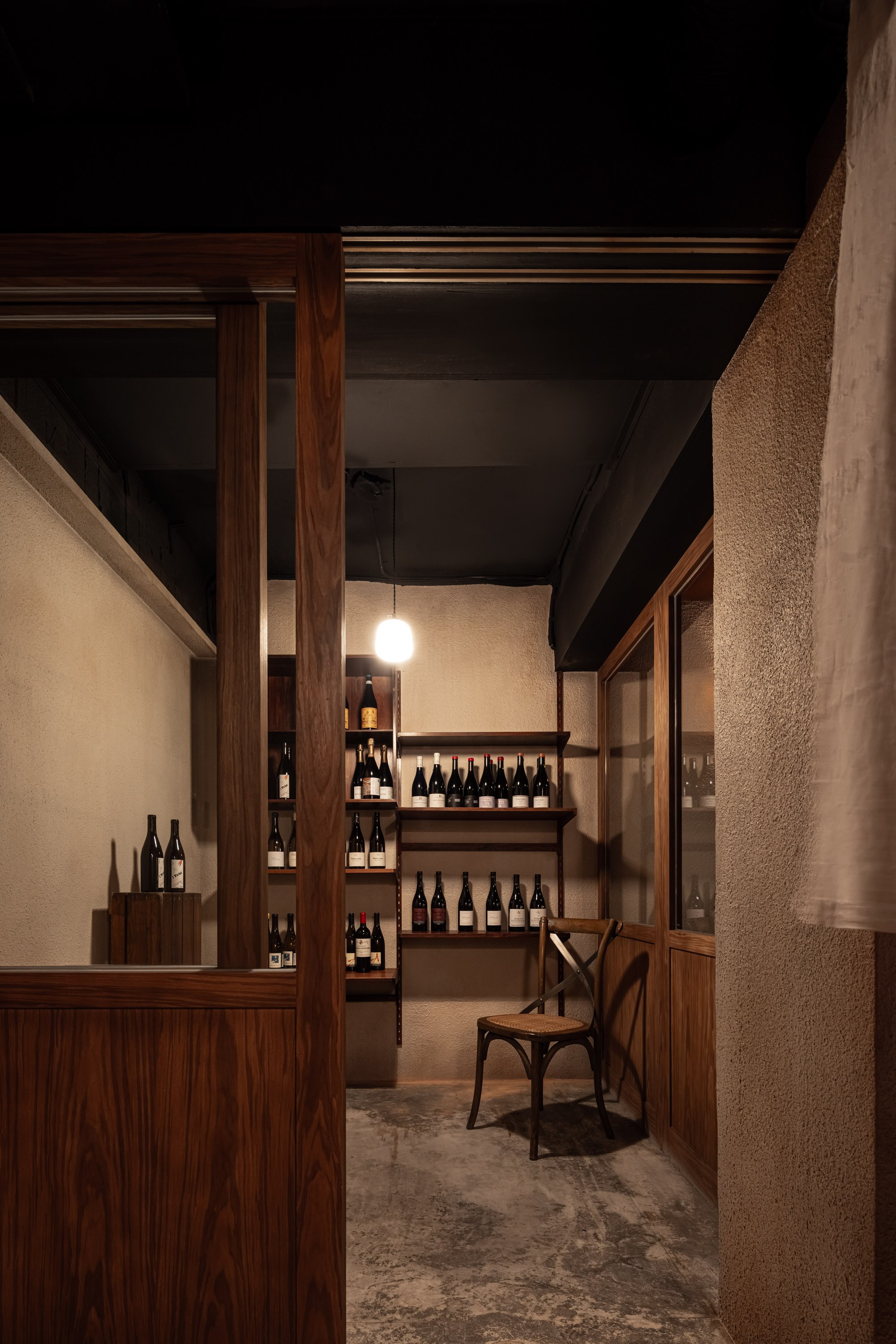 VDF Wine Bar|餐飲空間設計 — 酒藏門口,木框後一整面牆的酒