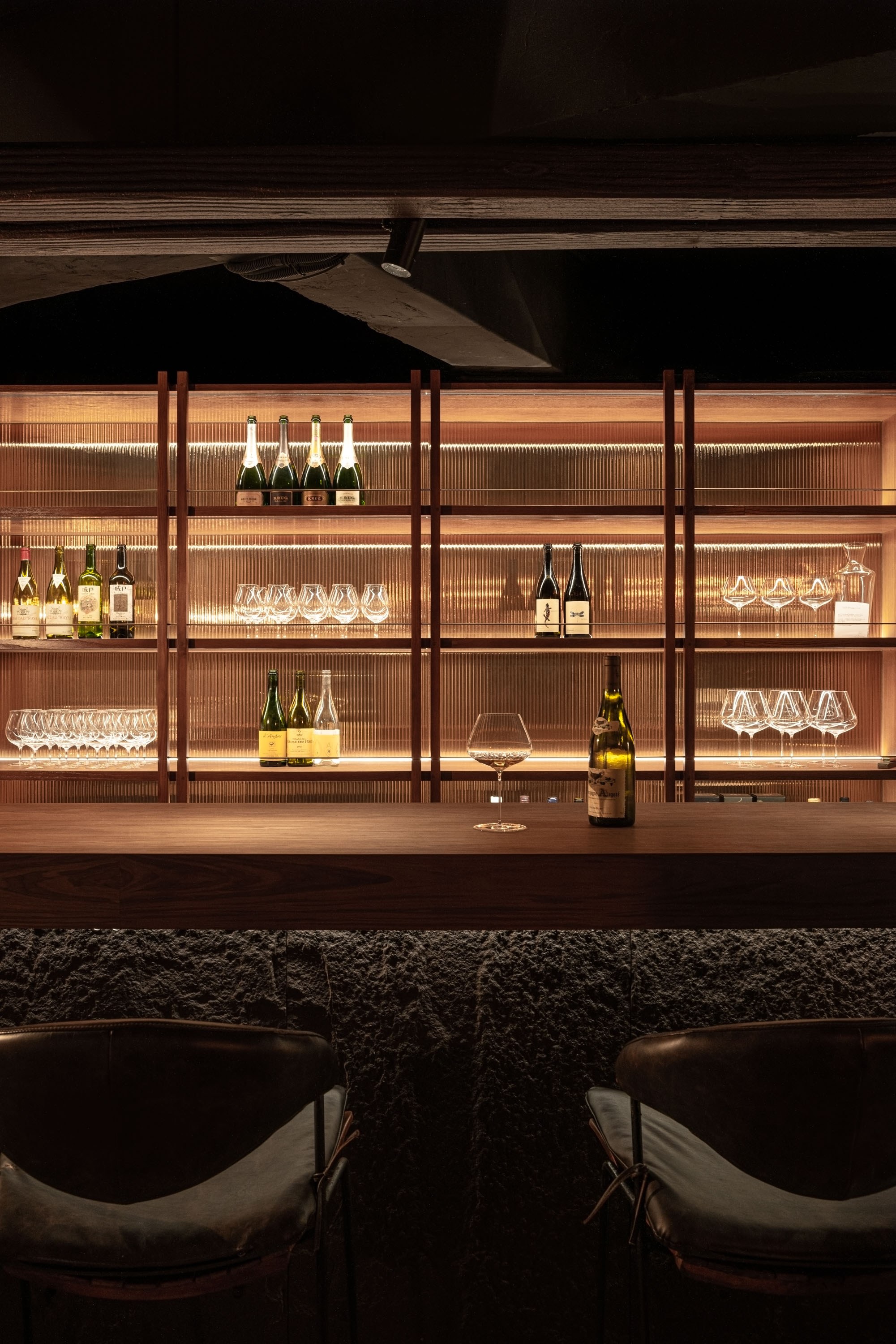 VDF Wine Bar|餐飲空間設計 — 吧檯後的酒櫃全景,檯面與吧椅