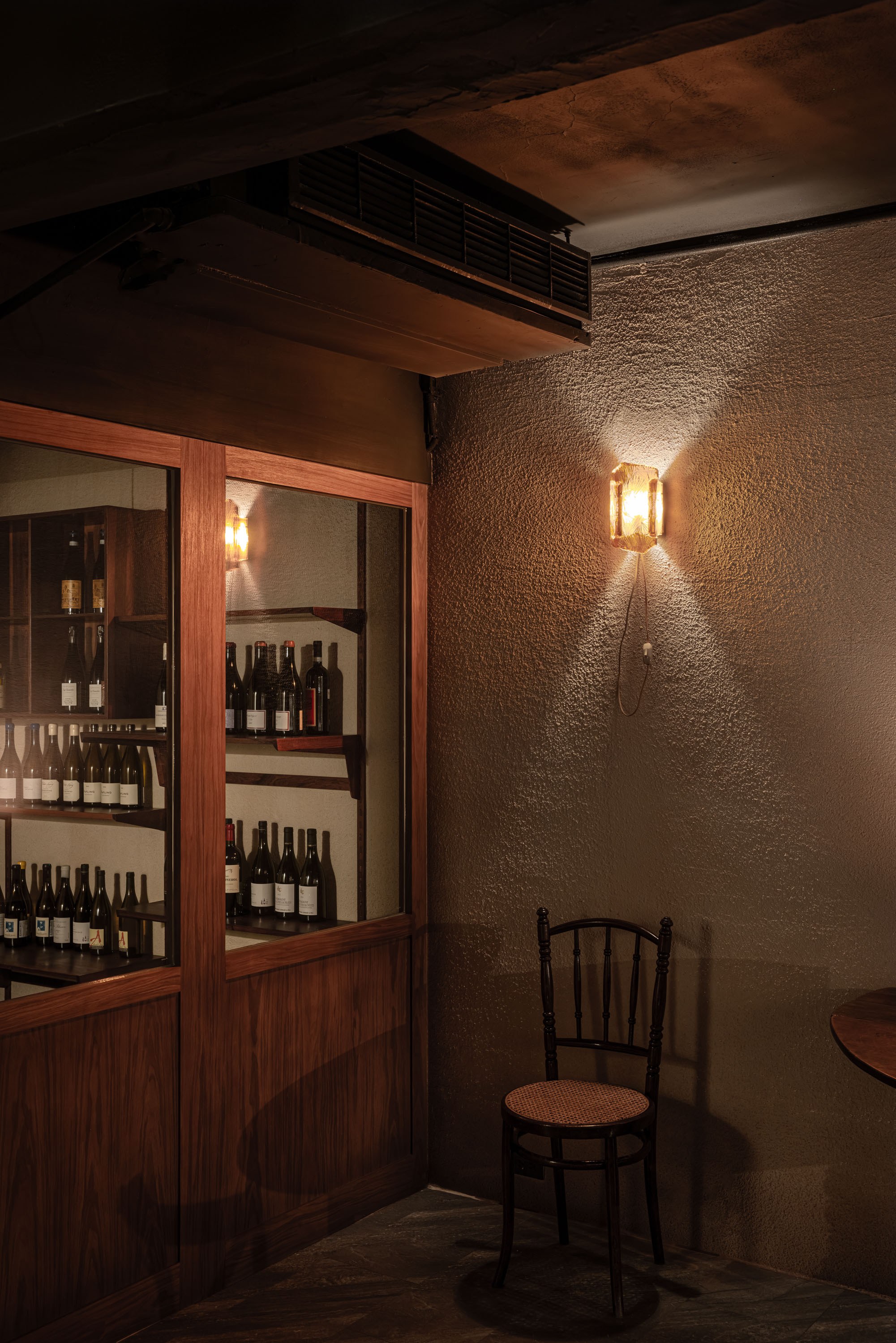 VDF Wine Bar|餐飲空間設計 — 老酒窗與舊燈,木框玻璃裡一排酒