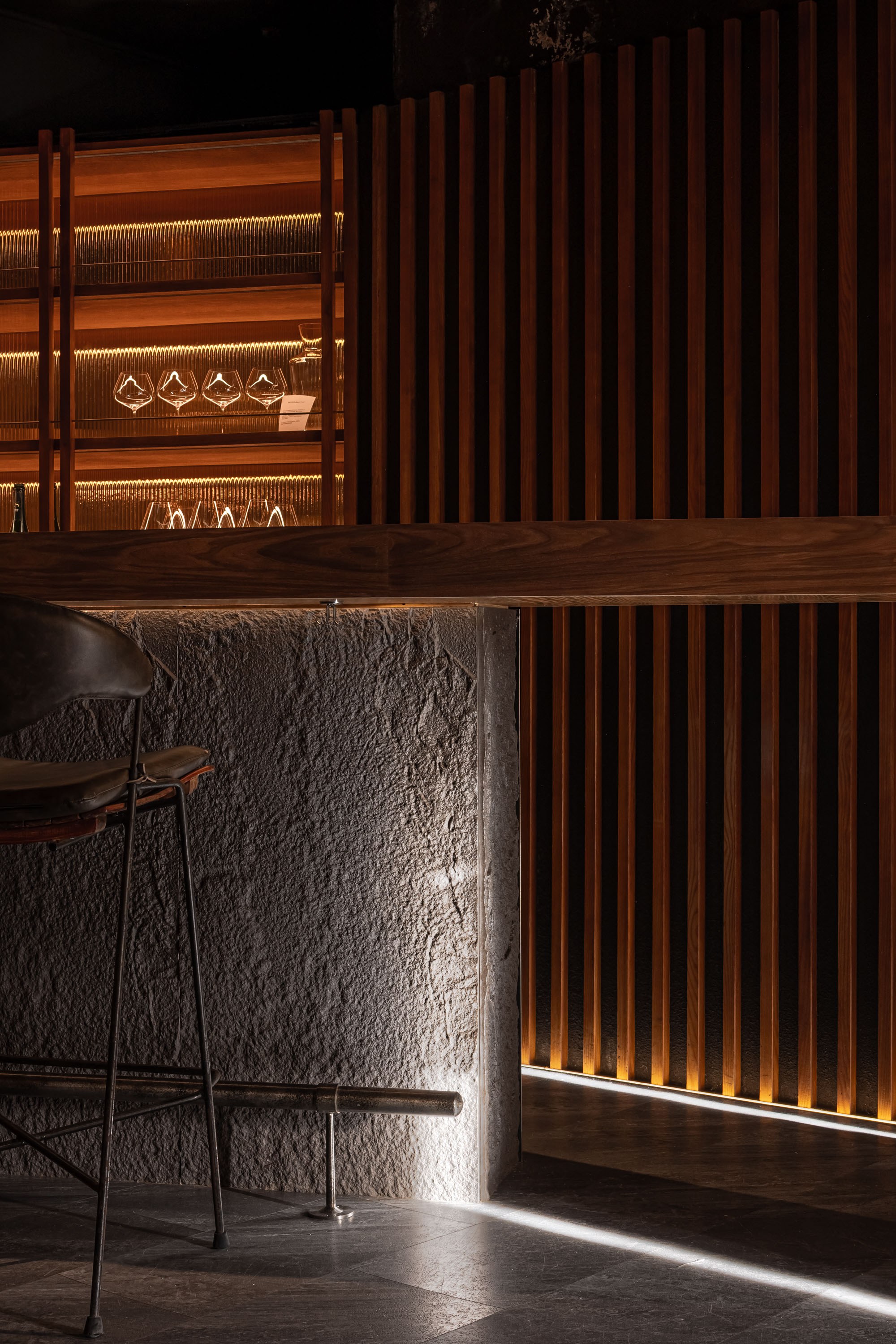 VDF Wine Bar|餐飲空間設計 — 石材檯身與腳邊燈帶,吧椅與木格柵