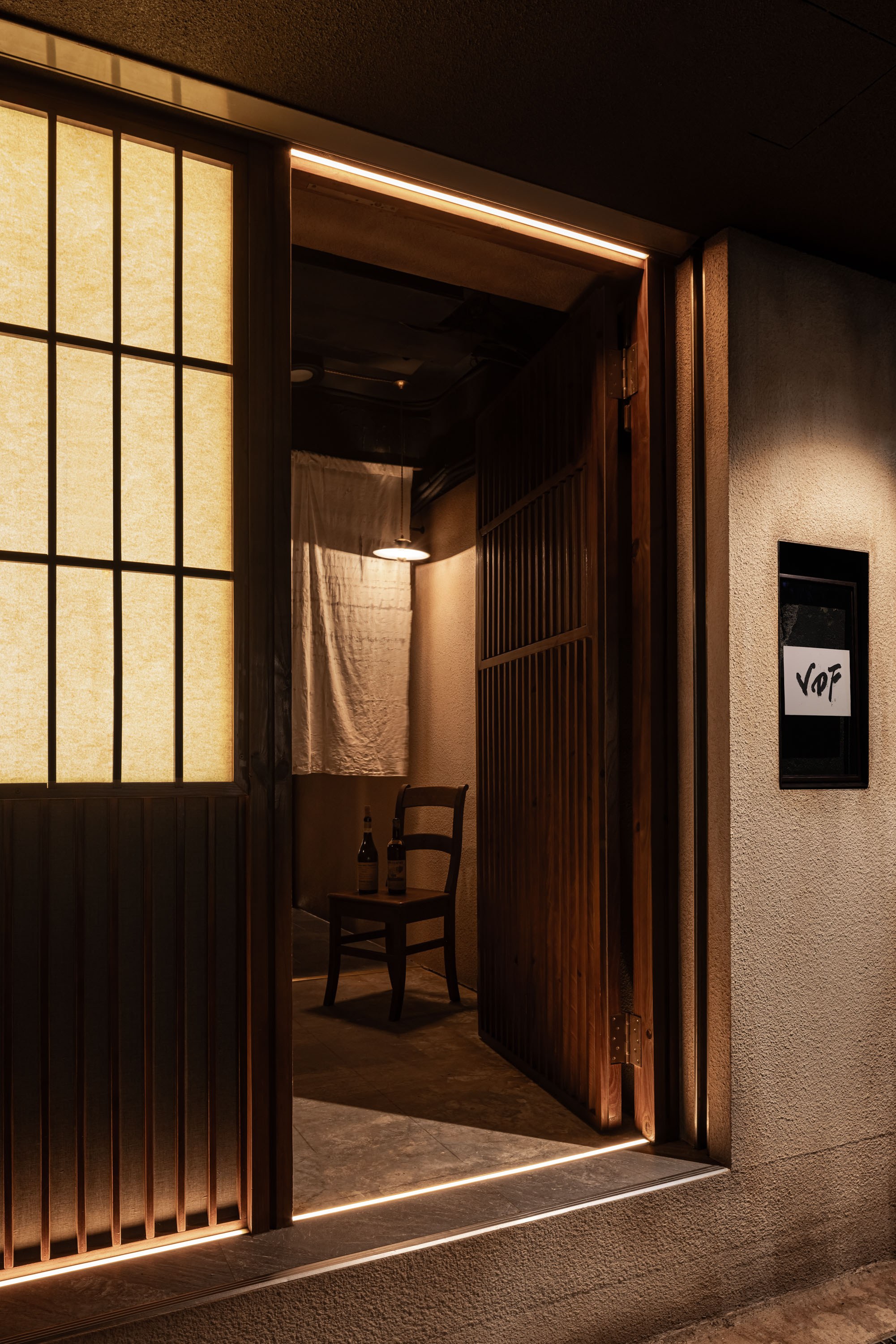 VDF Wine Bar|餐飲空間設計 — 門開一半,暖光從格子窗與門縫透出