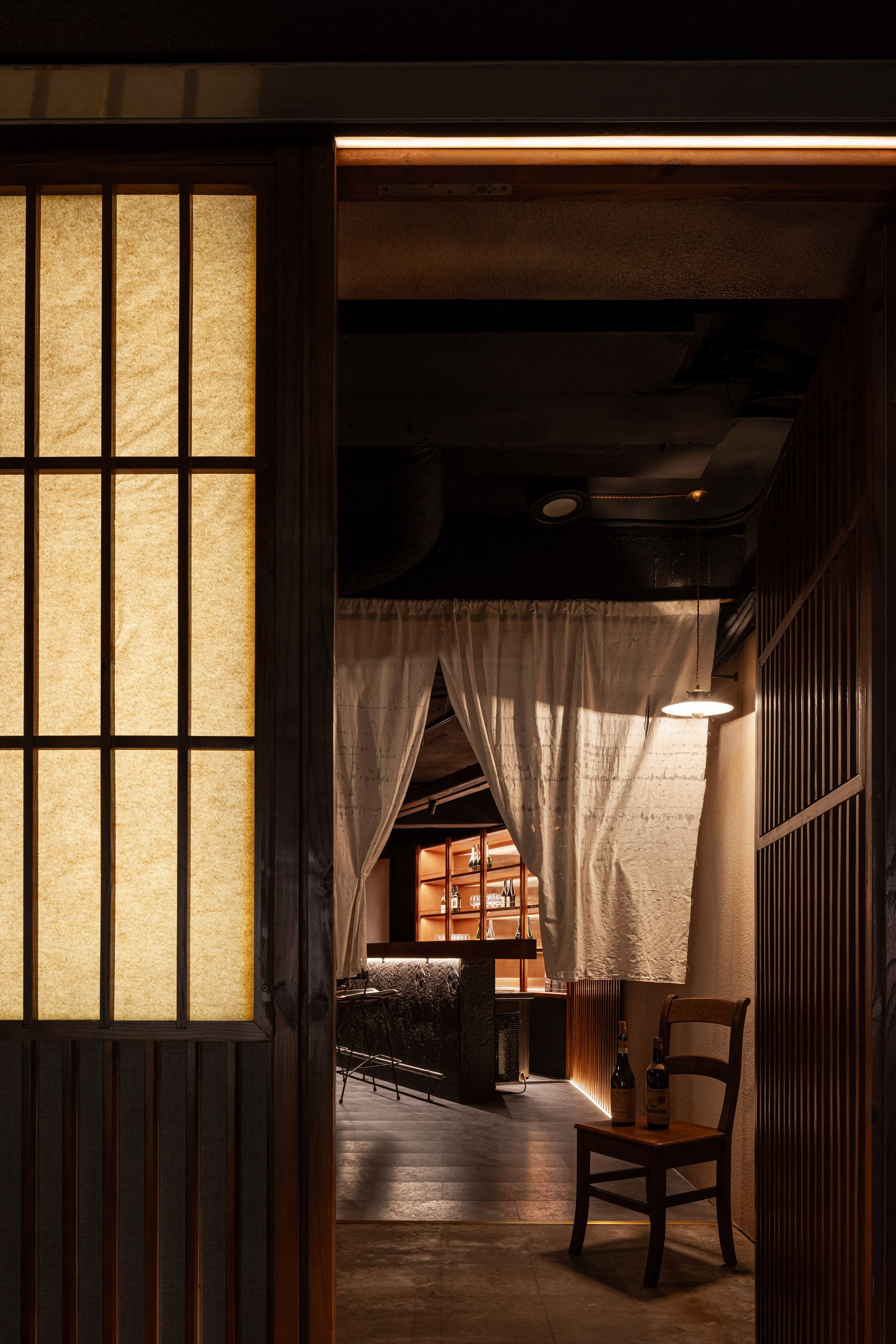 VDF Wine Bar|餐飲空間設計 — 白簾後看進土間,遠處的吧檯與酒櫃